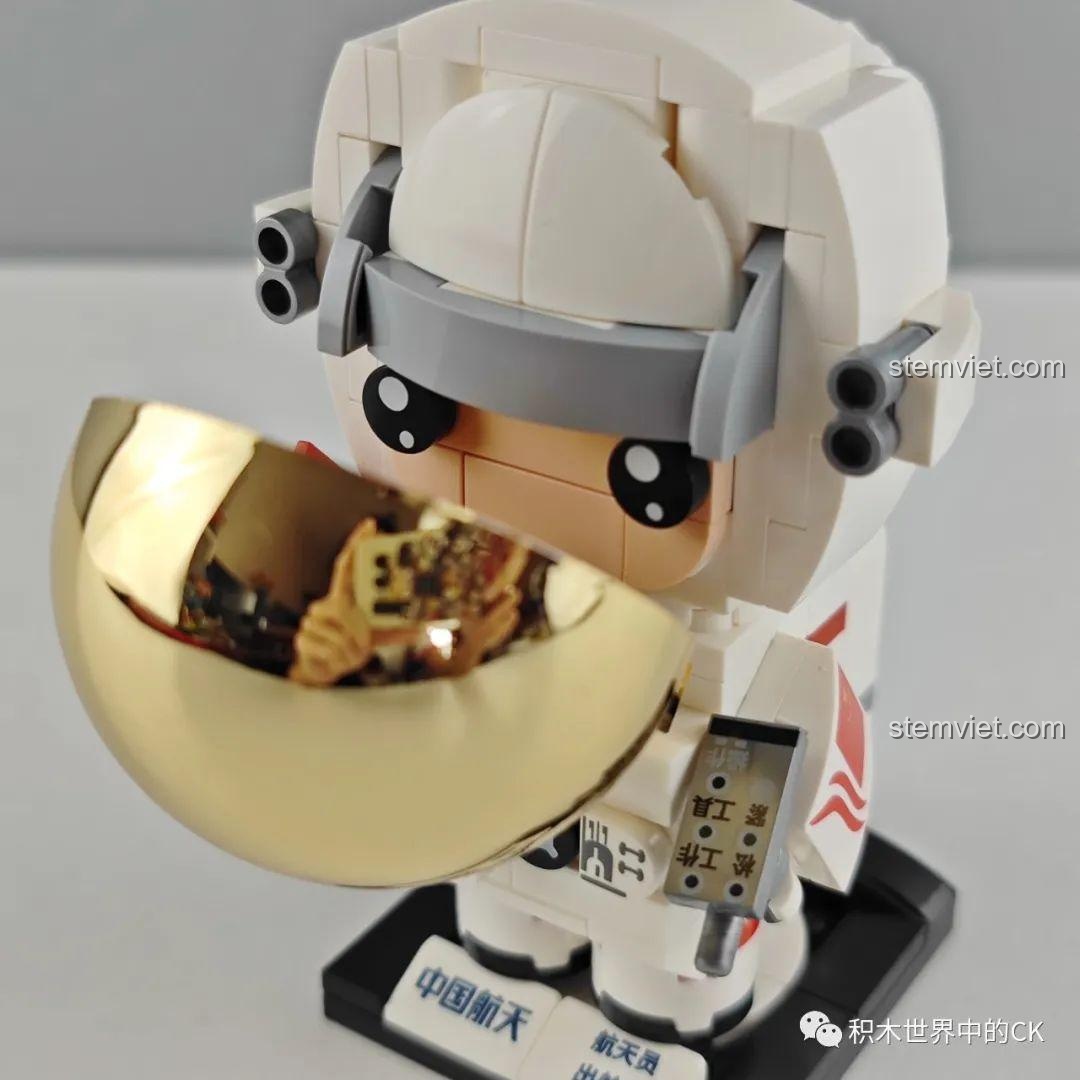 Mũ bảo hiểm của mô hình Keeppley K10209 được mở ra, để lộ khuôn mặt phi hành gia chibi bên trong.