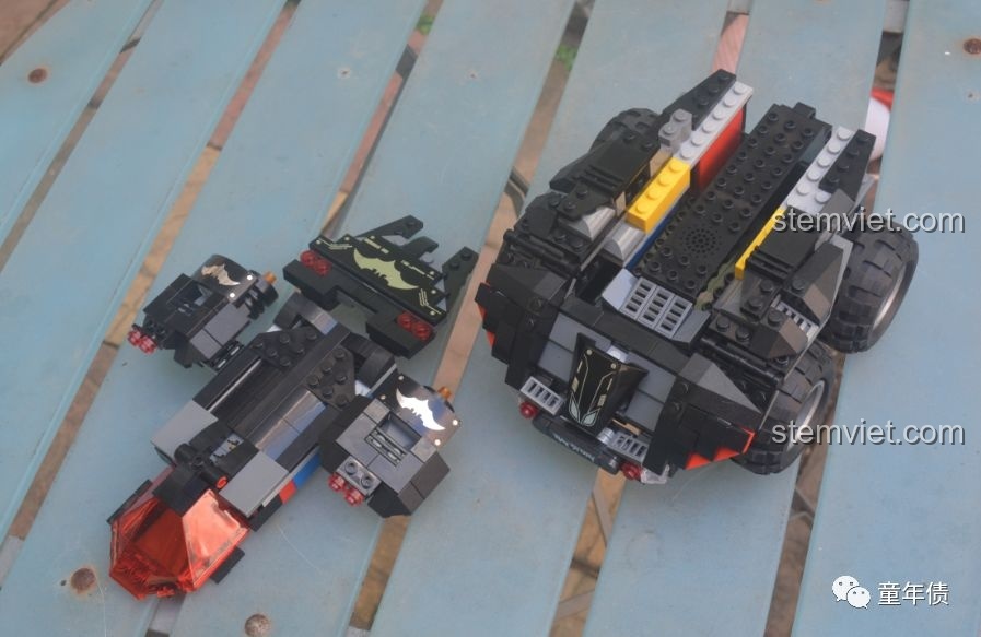 Mui xe Batmobile Mould King 13020 được mở ra, cho thấy cấu trúc khung gầm và động cơ bên trong.