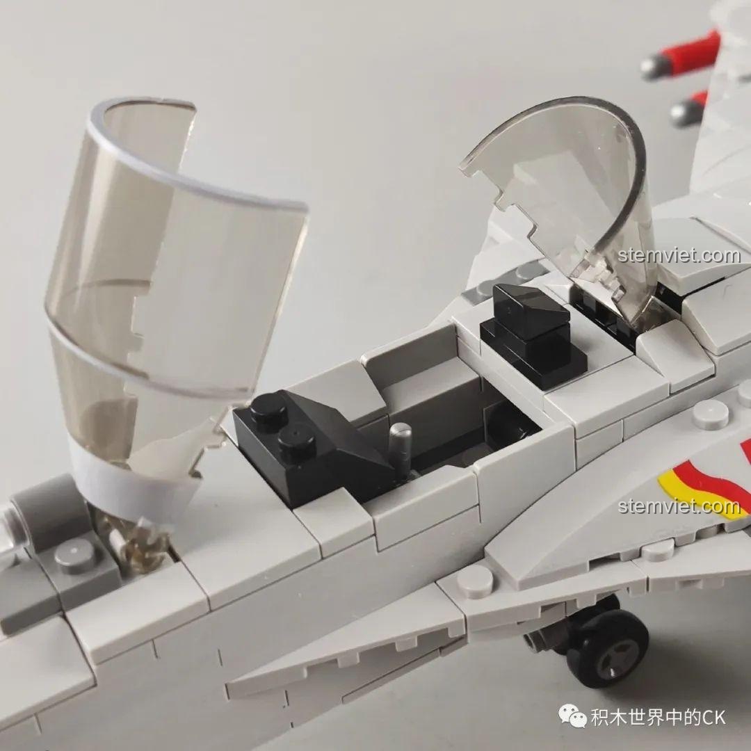 Mô hình J-15 SEMBO 202055 với nắp buồng lái đang mở, để lộ ghế phi công và bảng điều khiển.