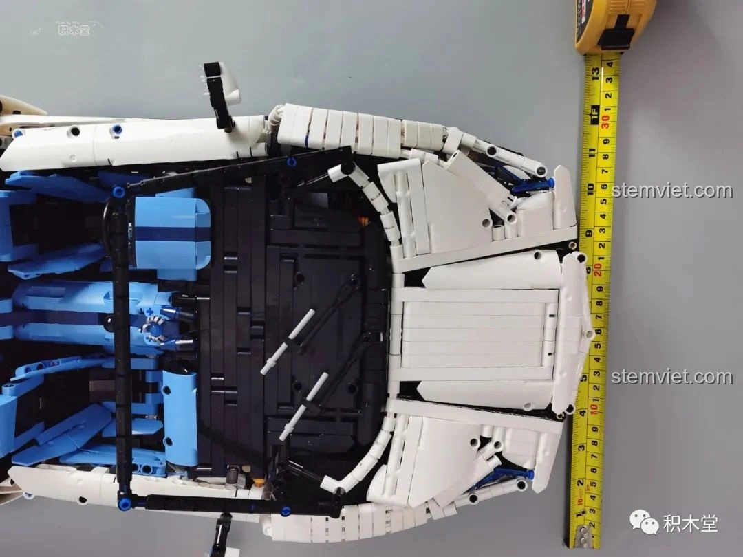 Nắp capo phía trước của mô hình Feifan F10002 Lamborghini Aventador SVJ Roadster có thể mở và có thanh chống.