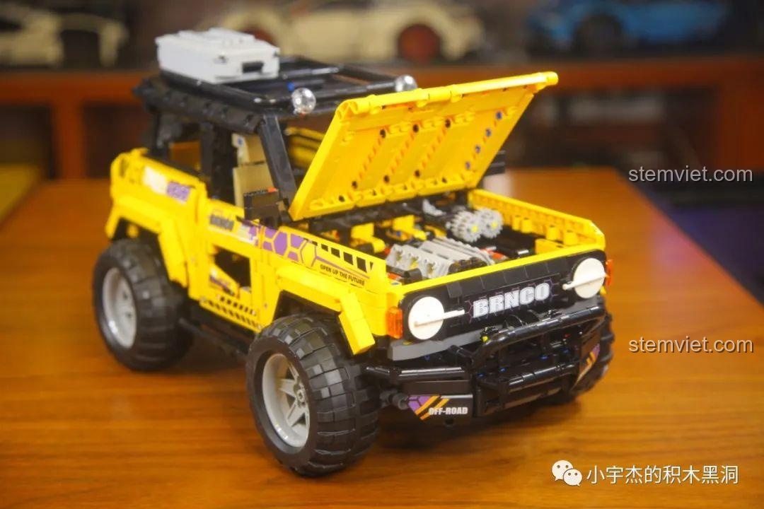 Mô hình xe Ford Bronco MY88005 với nắp capo đang mở, để lộ khối động cơ chi tiết bên trong.