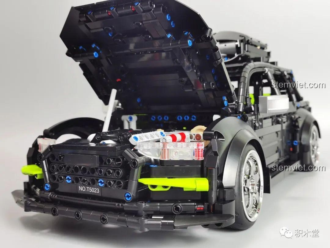 Mở nắp capo của mô hình TGL T5023 để lộ khối động cơ V8 chi tiết bên trong.