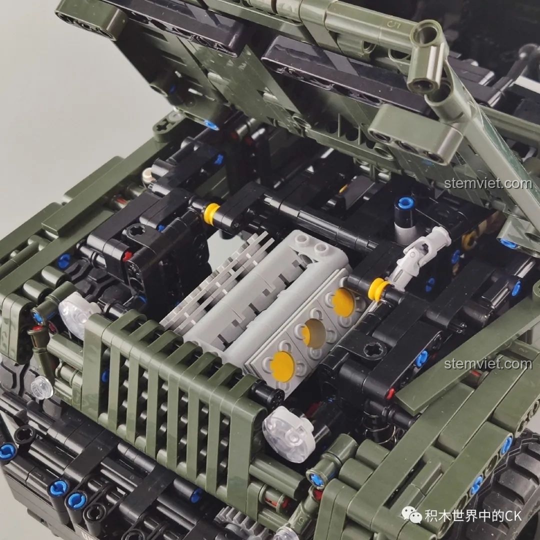 Nắp capo của xe địa hình Jeep Wrangler được mở lên, để lộ khối động cơ V6 mô phỏng bên trong.