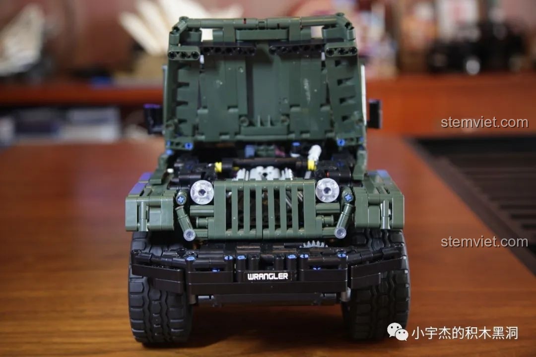 Mô hình Jeep Rubicon với nắp capo đang mở, khoe khối động cơ V6 chi tiết bên trong.