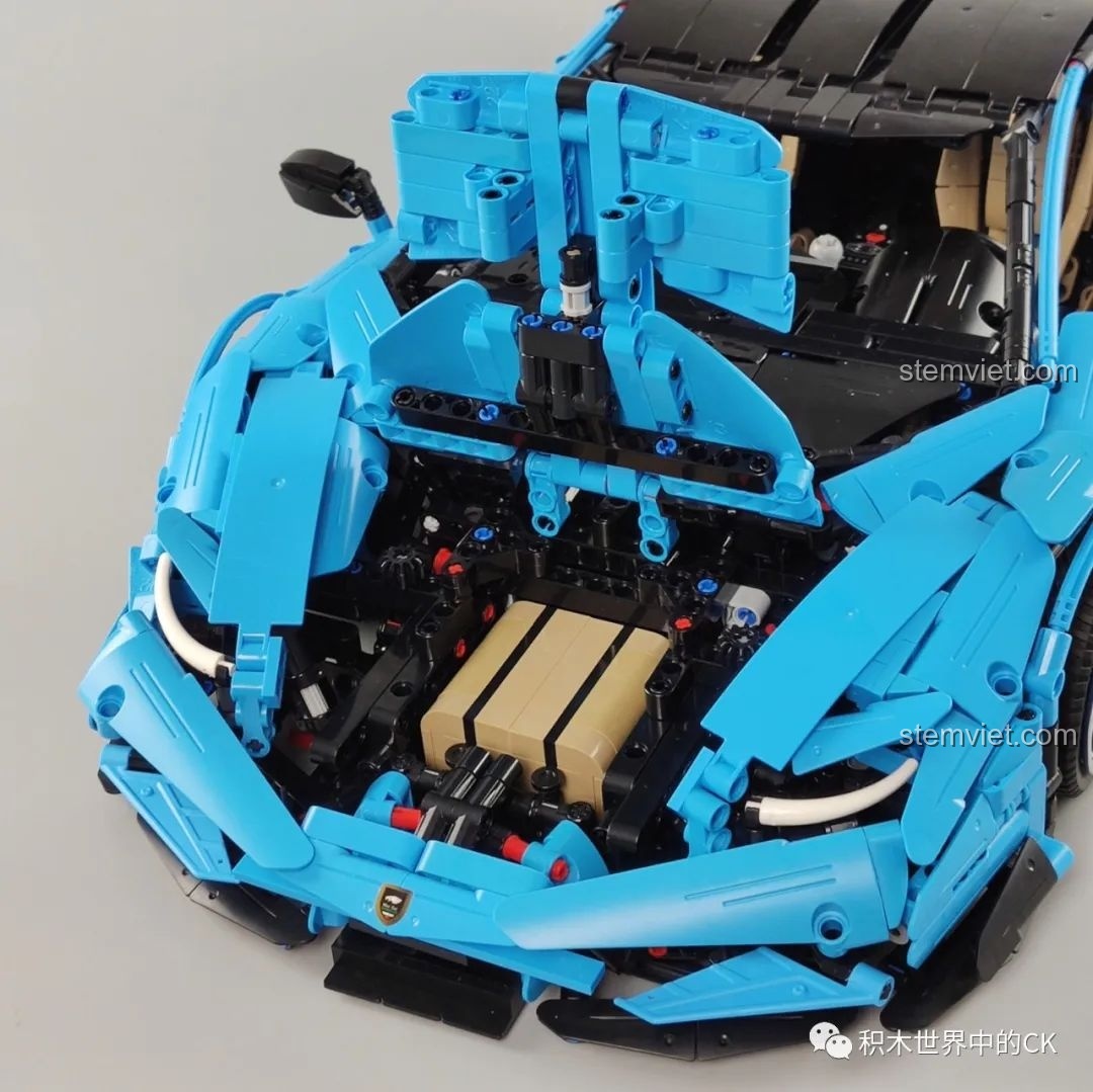 Mở nắp capo của Siêu xe Centenario CaDA, để lộ vali hành lý bên trong.