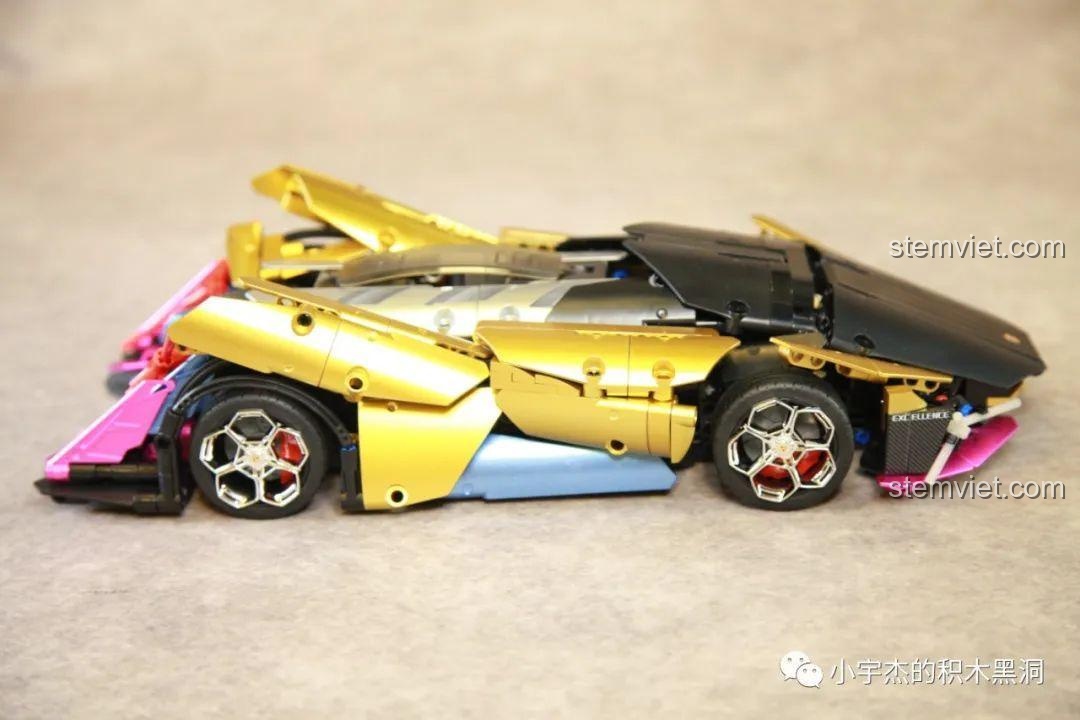 Nắp che động cơ phía sau của xe SEMBO 701924 được mở lên để lộ chi tiết máy móc bên trong.