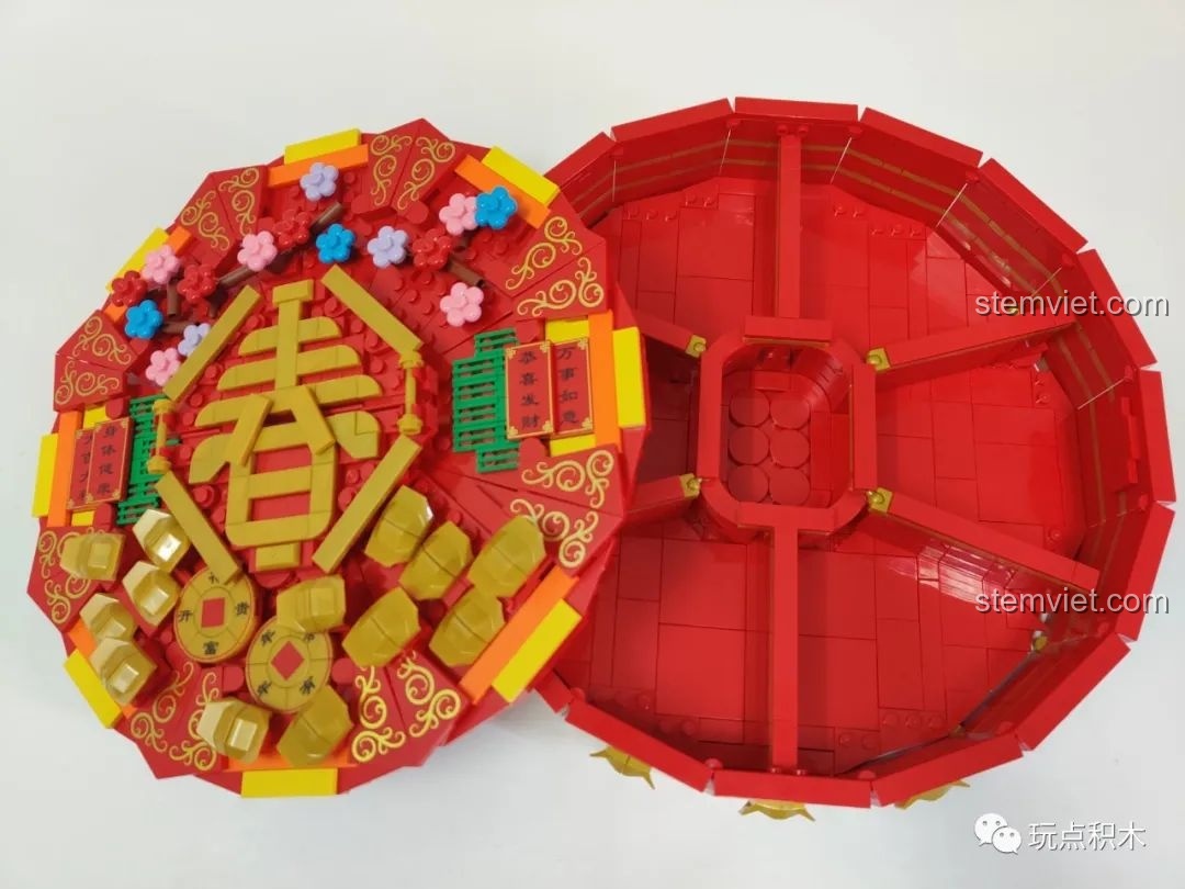 Mở nắp Hộp đựng mứt Tết WOMA C.9122, để lộ các ngăn chứa rộng rãi bên trong.