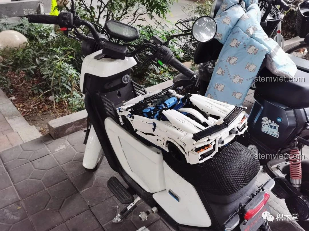 Nắp động cơ phía sau của mô hình Feifan F10002 Lamborghini Aventador SVJ Roadster có thể mở.