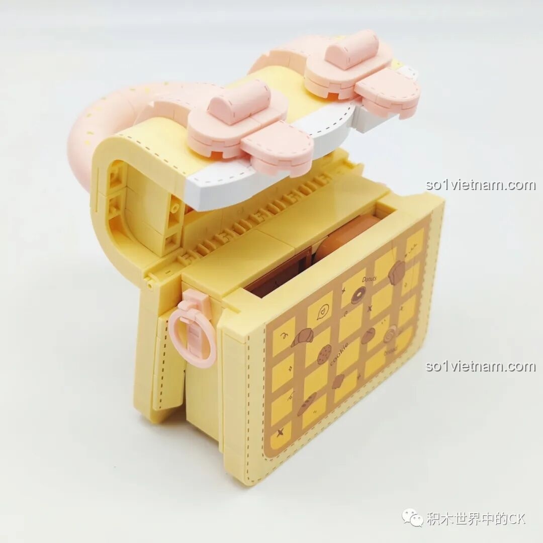 Mở nắp túi xách Bánh Mì Wekki 516911 để khám phá không gian tiệm bánh mini bên trong.