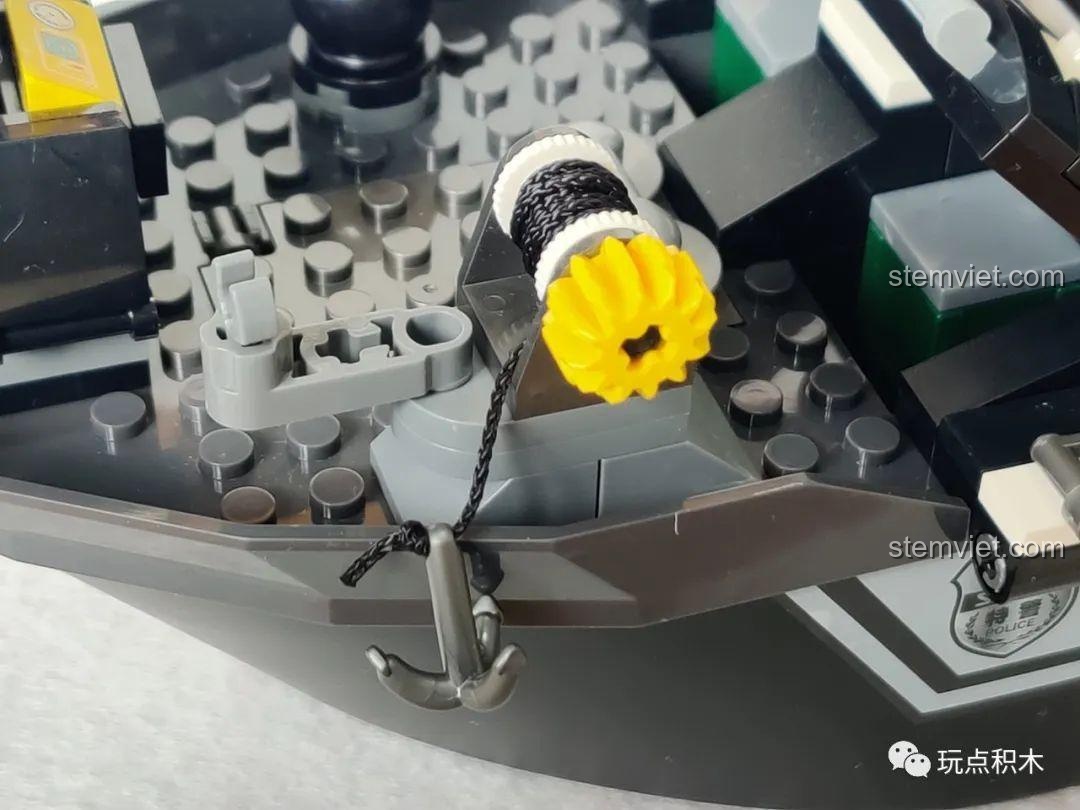 Cận cảnh mỏ neo và tời dây trên mô hình Tàu Tuần Tra Hắc Ưng SEMBO, một chi tiết có thể tương tác được.