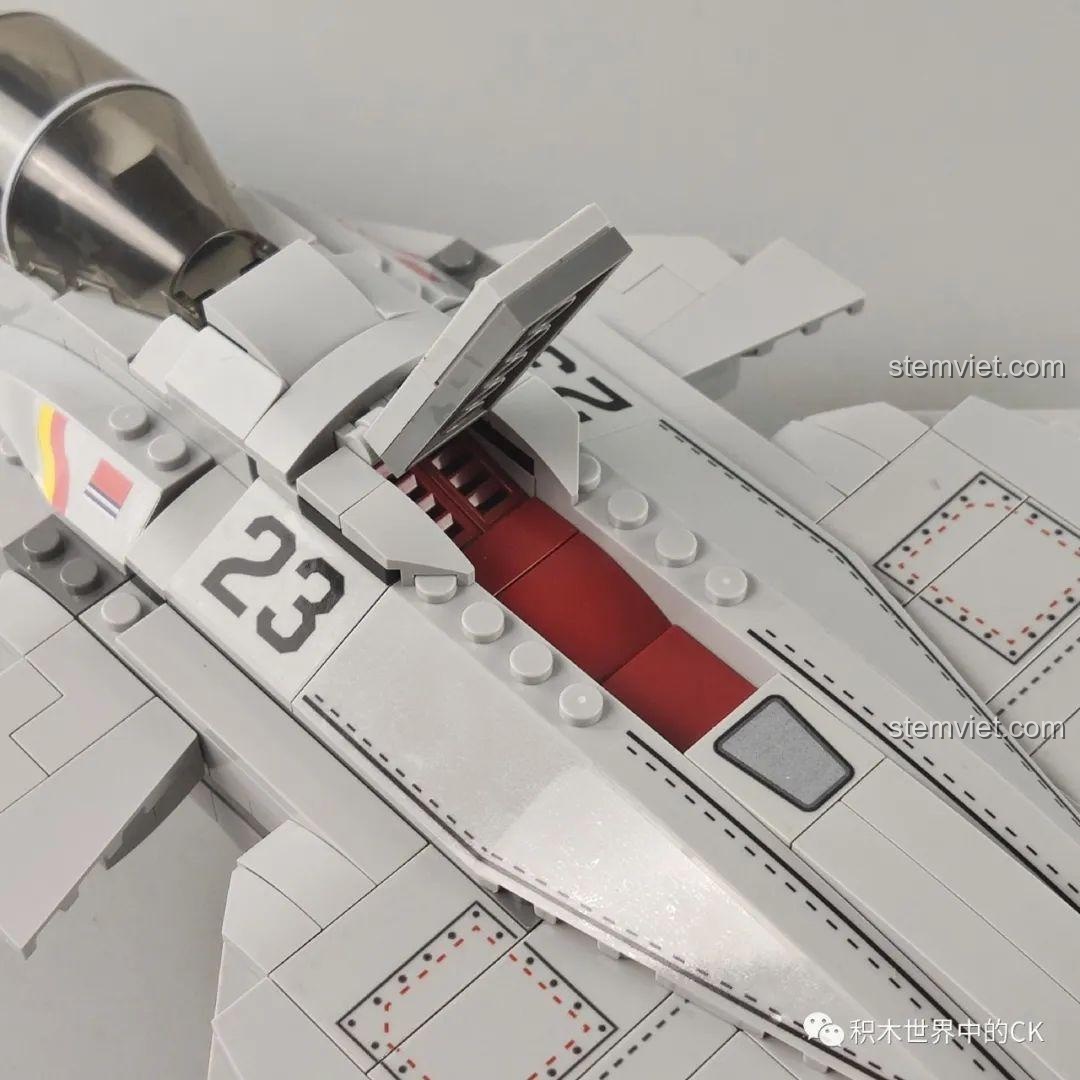 Phanh không khí của mô hình J-15 SEMBO 202055 đang ở trạng thái mở, để lộ chi tiết màu đỏ bên trong.