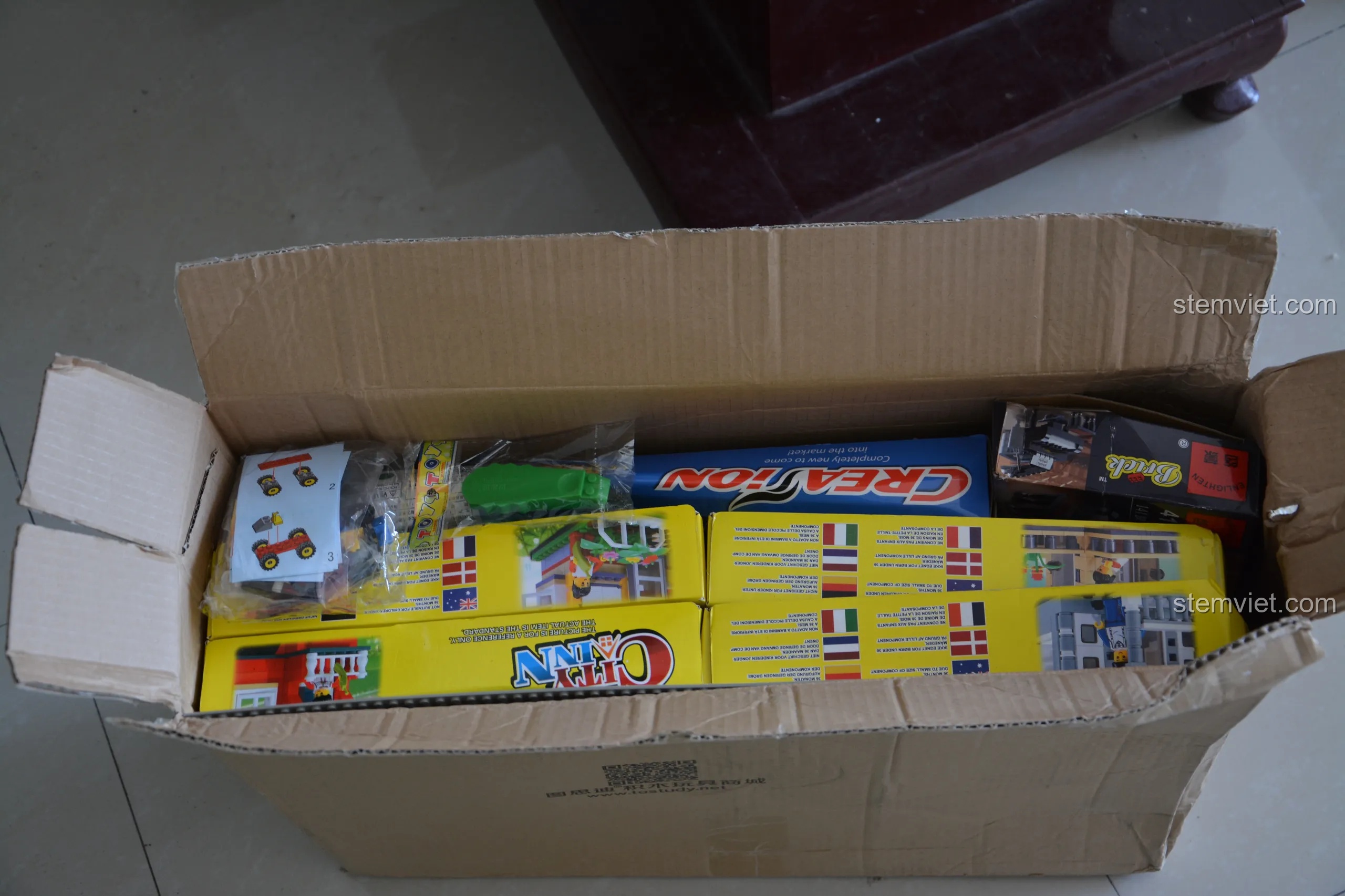 Bên trong thùng hàng là các hộp đồ chơi lắp ráp WANGE City Inn được xếp ngay ngắn, chuẩn bị cho quá trình unbox và review chi tiết.