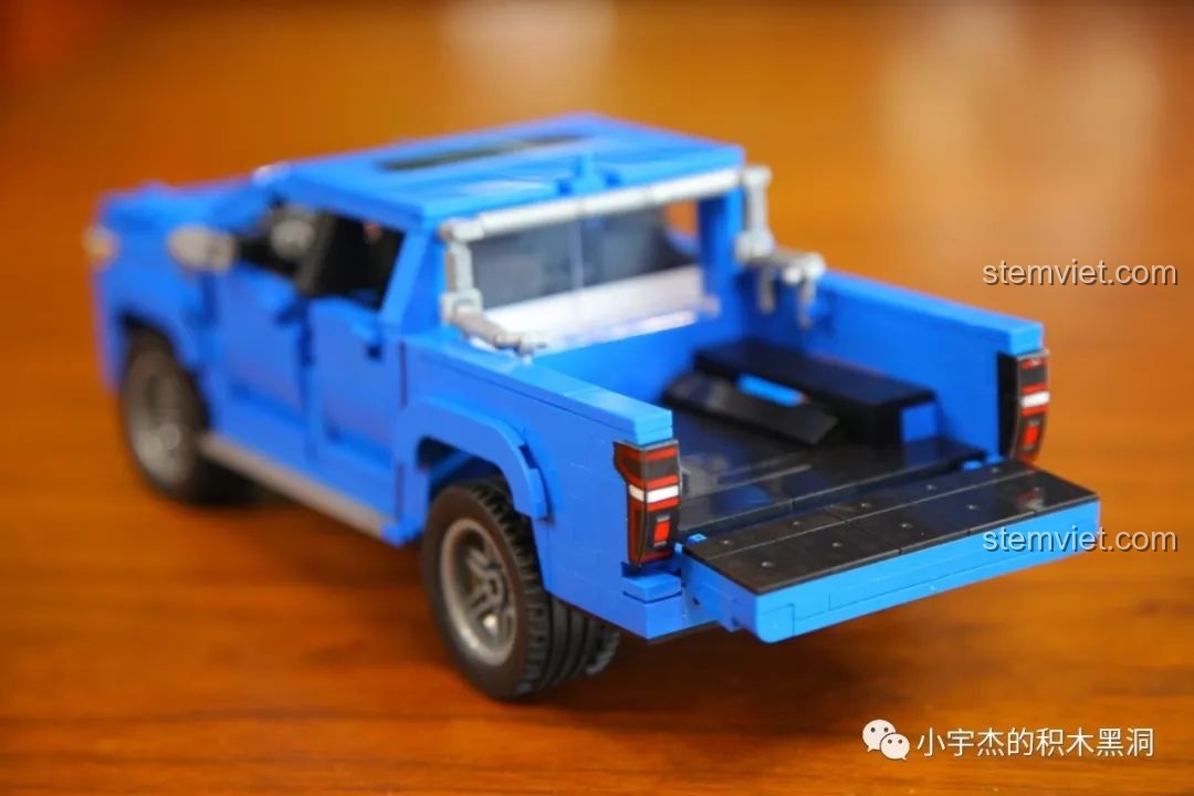 Tính năng mở bửng thùng sau của xe bán tải WOMA C0626, tăng khả năng chuyên chở.