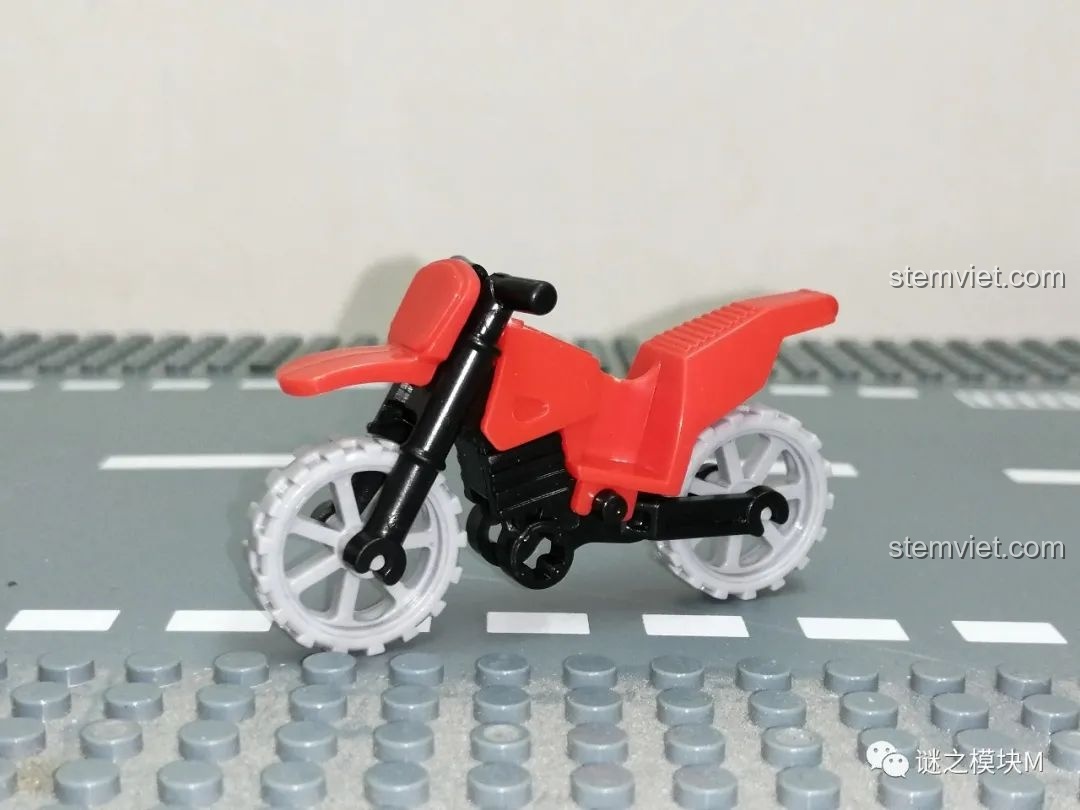 Mô hình xe mô tô màu đỏ đi kèm trong bộ lắp ghép Kamen Rider Geiz cho bé từ 6 tuổi.