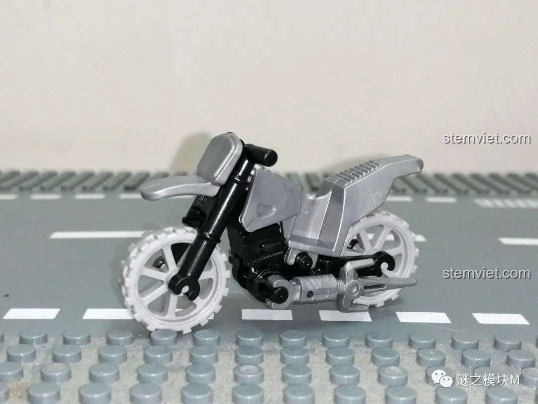 Mô hình xe mô tô màu bạc trong bộ xếp hình Chiến Binh Kamen Rider cho trẻ 6 tuổi.