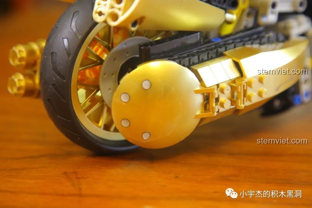 Mô hình Mô tô Fenrir Sói Lửa Final Fantasy VII KBox 10248 hoàn chỉnh nhìn từ phía sau, nổi bật ống xả và bánh xe.