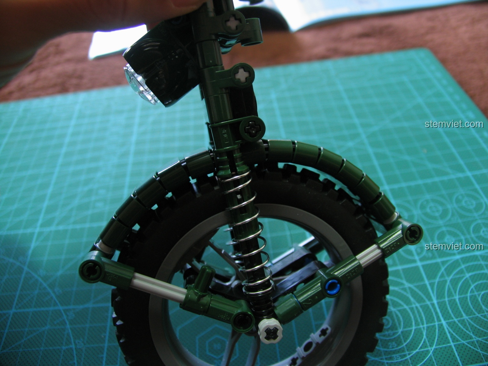 Chiếc mô tô CaDA C51021 đã hoàn thành, sẵn sàng để kết hợp với phần thùng xe (sidecar) để tạo thành mô hình hoàn chỉnh.