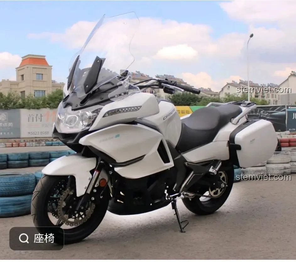 Hình ảnh mô tô thật được dùng làm nguyên mẫu cho bộ lắp ráp WOMA C0915 Xe mô tô cảnh sát Quốc Bân-650, cho thấy sự tương đồng.