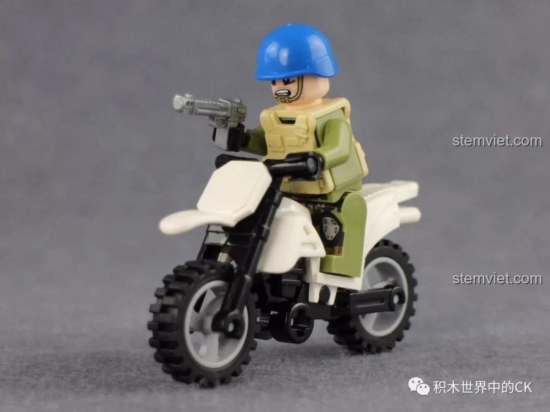 Mô hình xe mô tô tuần tra của lực lượng gìn giữ hòa bình từ bộ Qman 3208 Chiến Dịch Thiên Mạc, với một nhân vật lính.