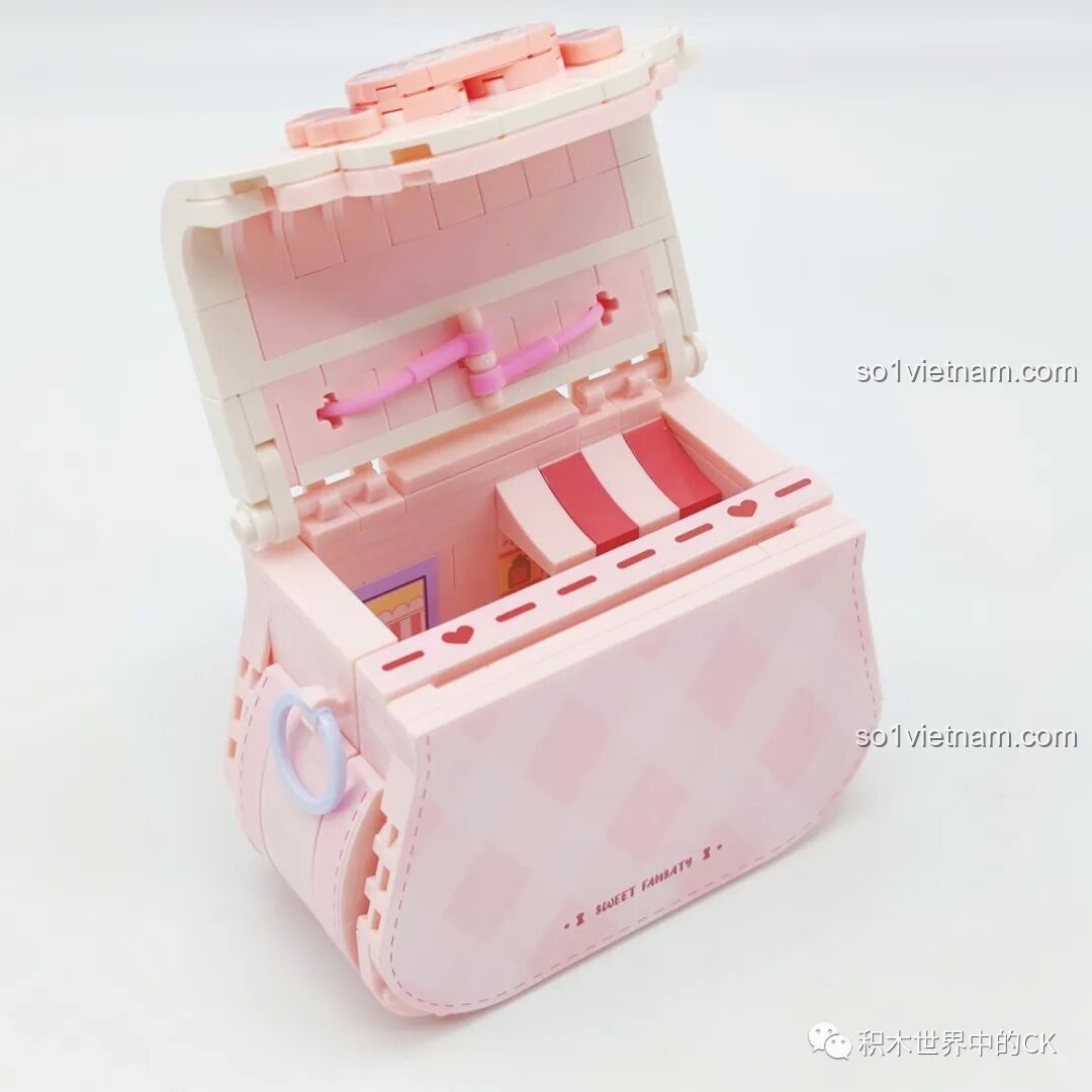 Túi xách Wekki 516909 được mở ra, để lộ tiệm kẹo ngọt mini được giấu bên trong.