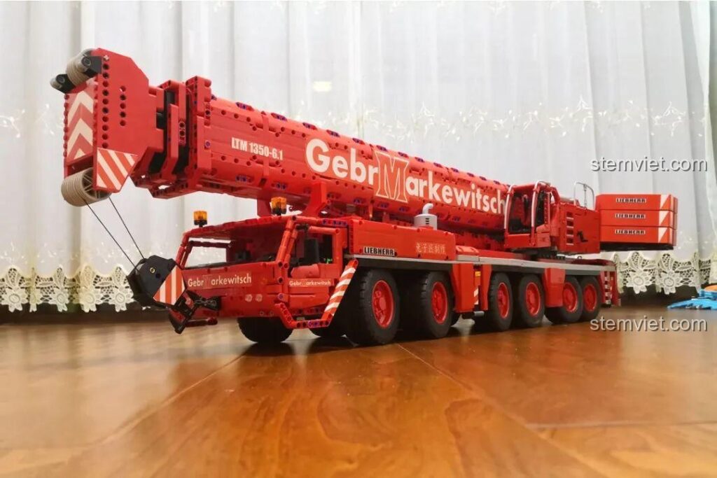 Mô hình cần cẩu Liebherr MOC màu đỏ khổng lồ, chi tiết tinh xảo, thể hiện kỹ năng lắp ráp đỉnh cao của '兔子匠'.