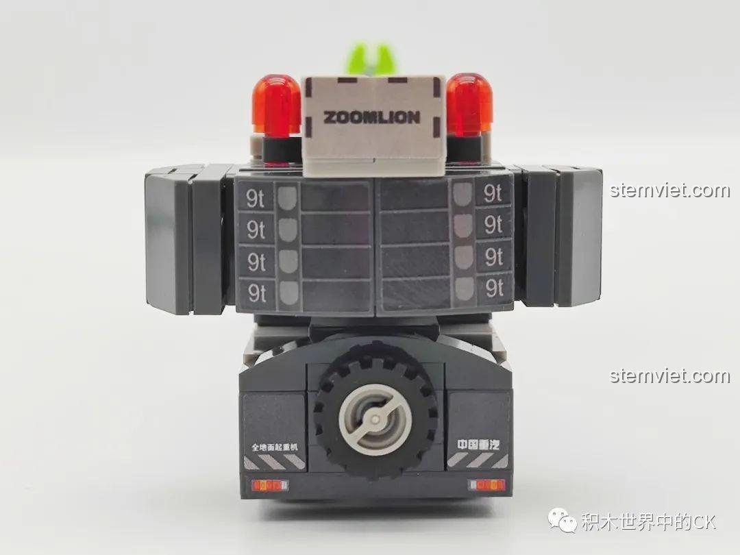 Chi tiết móc cẩu của mô hình xe cẩu SEMBO 705101 Zoomlion, thiết kế chắc chắn với dây cẩu linh hoạt, tăng khả năng chơi.