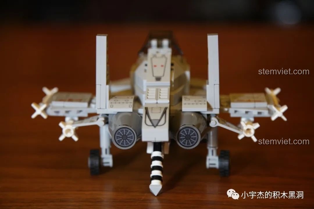 Chi tiết móc hãm đà có thể gập lại dưới đuôi máy bay J-15, một tính năng thú vị của bộ lắp ráp.