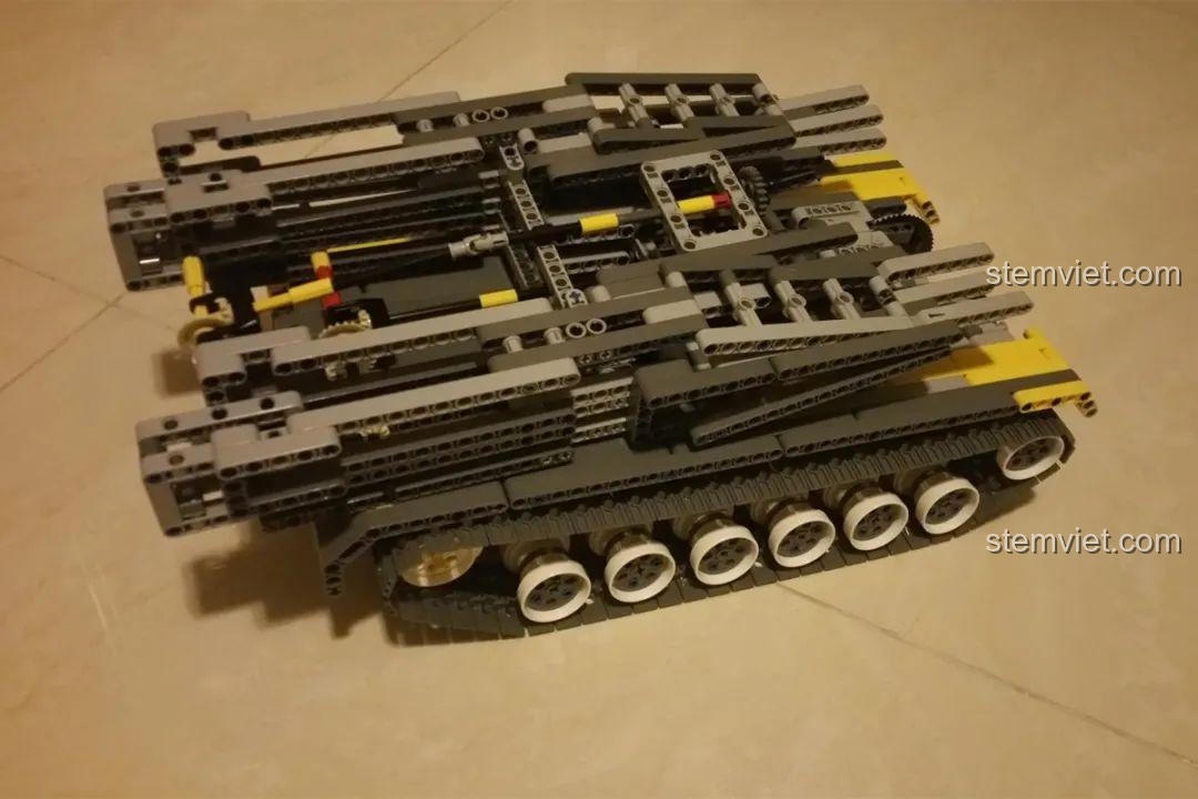 Khung gầm và cấu trúc bên trong của một mô hình MOC xe tăng hoặc xe bọc thép, thể hiện các chi tiết kỹ thuật và cơ chế phức tạp.