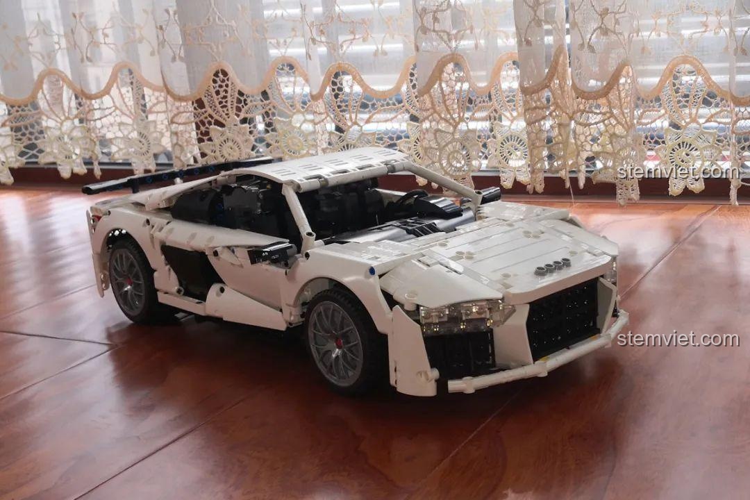 Mô hình siêu xe thể thao MOC màu trắng, thiết kế khí động học, chi tiết nội thất và bánh xe tinh xảo.