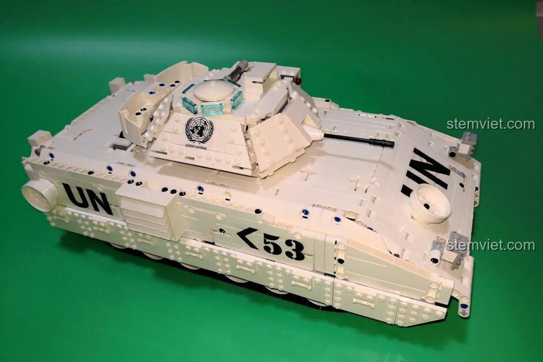 Mô hình xe bọc thép M2A2 MOC màu trắng ngà, có logo Liên Hợp Quốc, chi tiết giáp và tháp pháo ấn tượng.