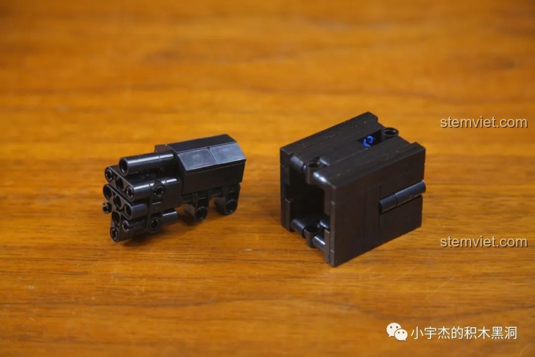 Module động cơ tĩnh được xây dựng từ các khối gạch trong bộ lắp ghép Xe Tải Hạng Nặng Mercedes-Benz YC QC007, thay thế cho động cơ RC.