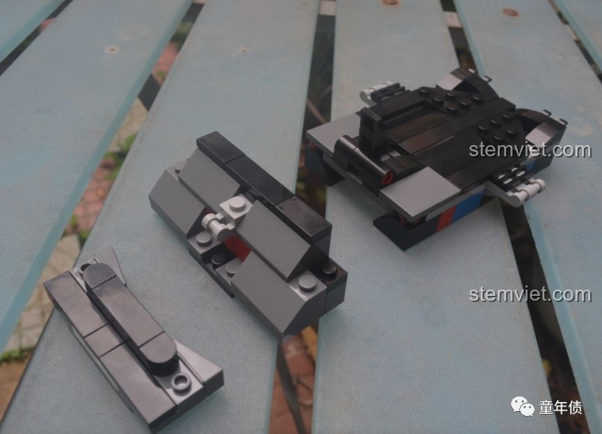 Các module riêng lẻ của thân xe Batmobile Mould King 13020 đang được lắp ráp trước khi ghép lại.