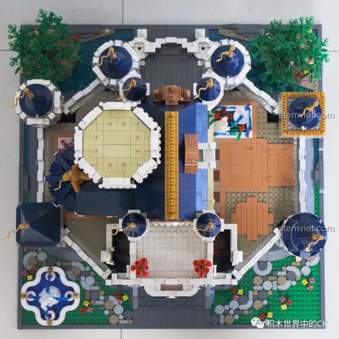 Các module tháp của mô hình Lâu đài Disney có thể được tháo rời và sắp xếp lại.