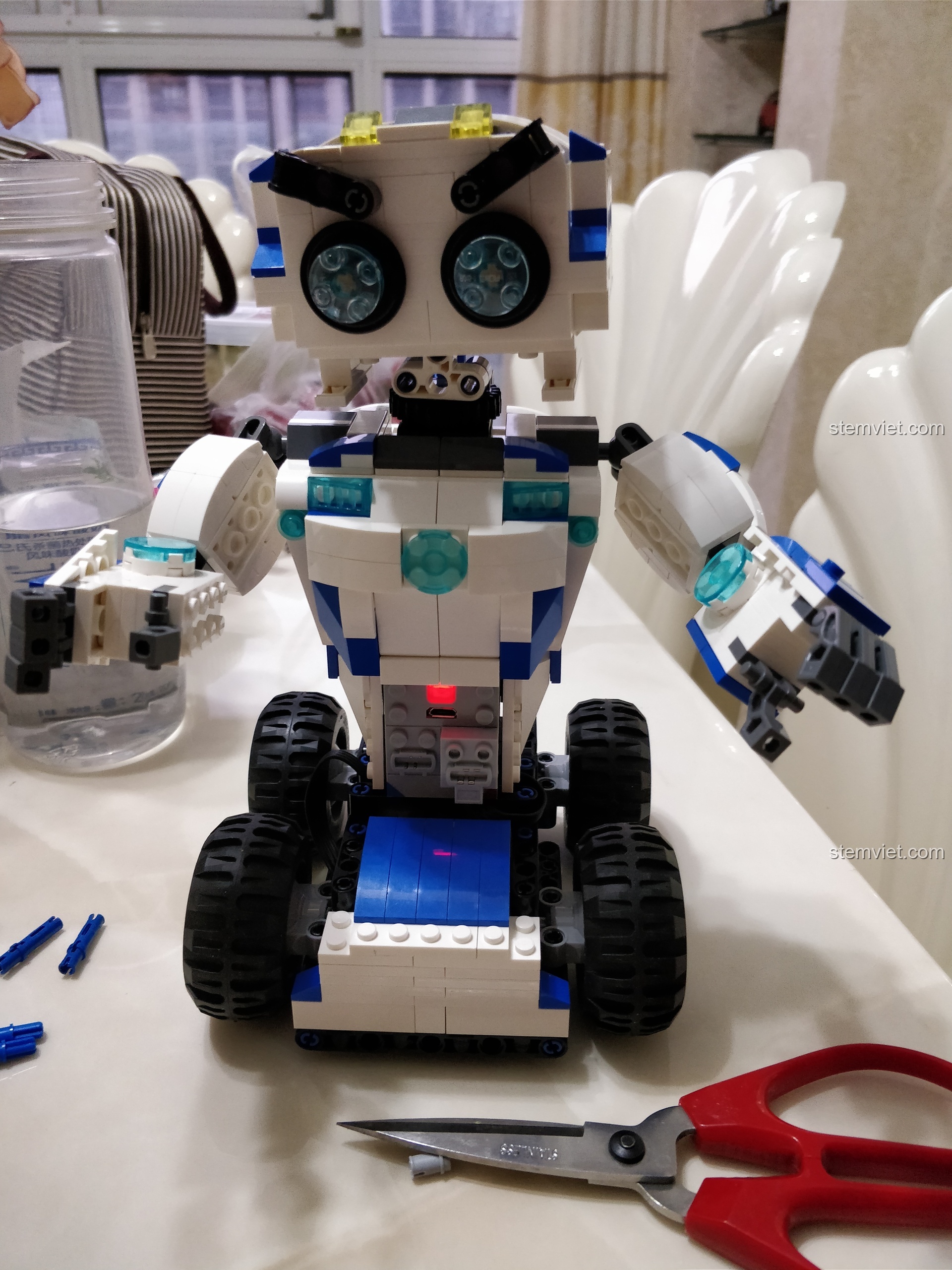 Robot DADA C51028 là món quà hoàn hảo cho các bé trai 6 tuổi yêu thích lắp ráp và công nghệ.