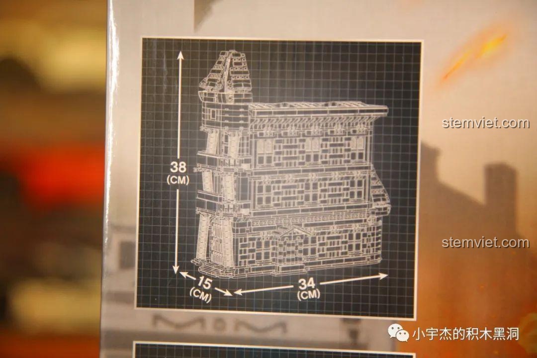 Mặt sau hộp đồ chơi mô hình Ngân hàng Gringotts MORK 032101, thể hiện mô hình có thể mở ra nội thất, phù hợp cho bé 6 tuổi, giá tiết kiệm.