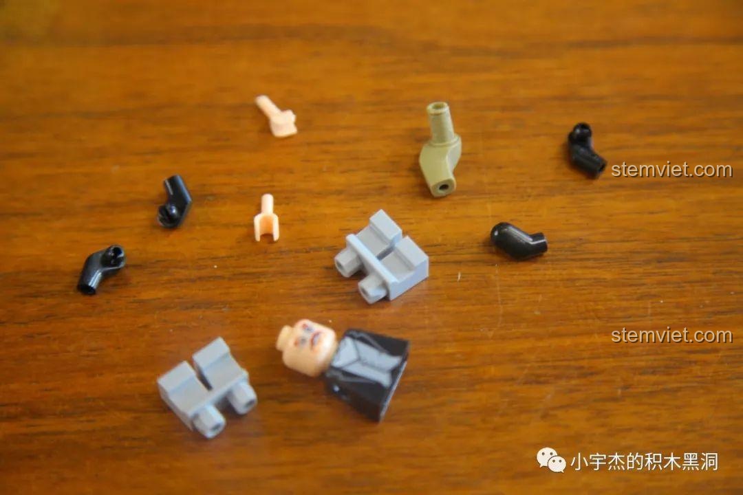 Các minifigures đi kèm bộ lắp ghép MORK 032101 Ngân hàng Gringotts, tăng thêm trải nghiệm chơi cho đồ chơi lắp ráp Thế giới phù thủy, cho bé 6 tuổi.