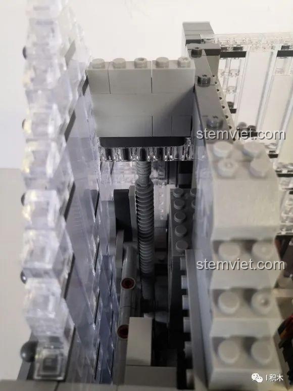 MORKMODEL 011001 Bộ lắp ghép Thư viện Hiện đại - Cận cảnh mặt trước của mô hình