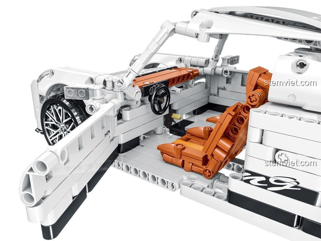 Cận cảnh nội thất chi tiết của đồ chơi mô hình Porsche 911 cổ điển 0230131, với ghế màu nâu và vô lăng.