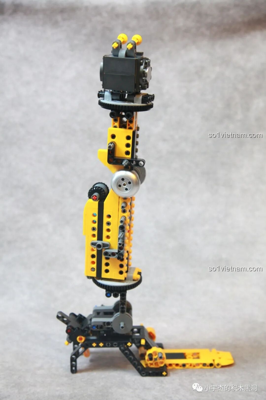 Một bên chân của robot Bumblebee đã được lắp ráp xong khung xương từ túi số 5, với các khớp nối rõ ràng.