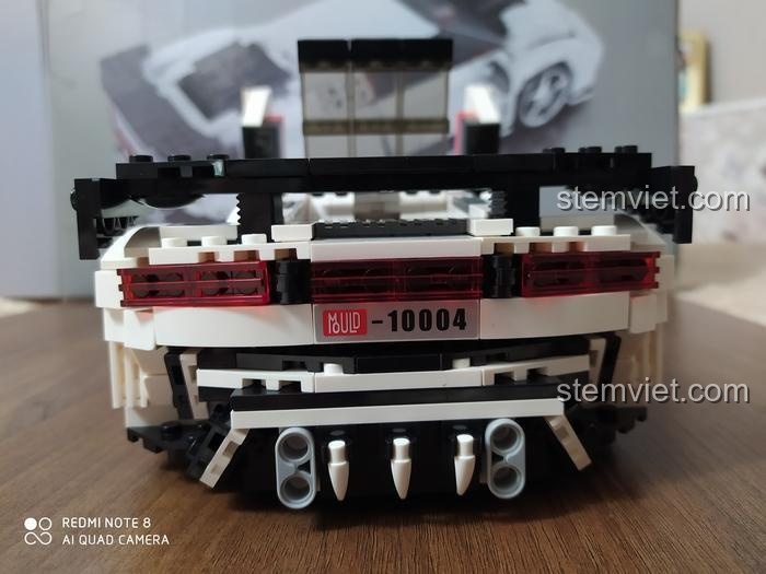 bộ xếp hình Bugatti Centodieci, đồ chơi xây dựng Mould King 10004, cận cảnh đuôi xe Bugatti Centodieci với biển số Mould King 10004, ảnh review, cho con trai 8 tuổi