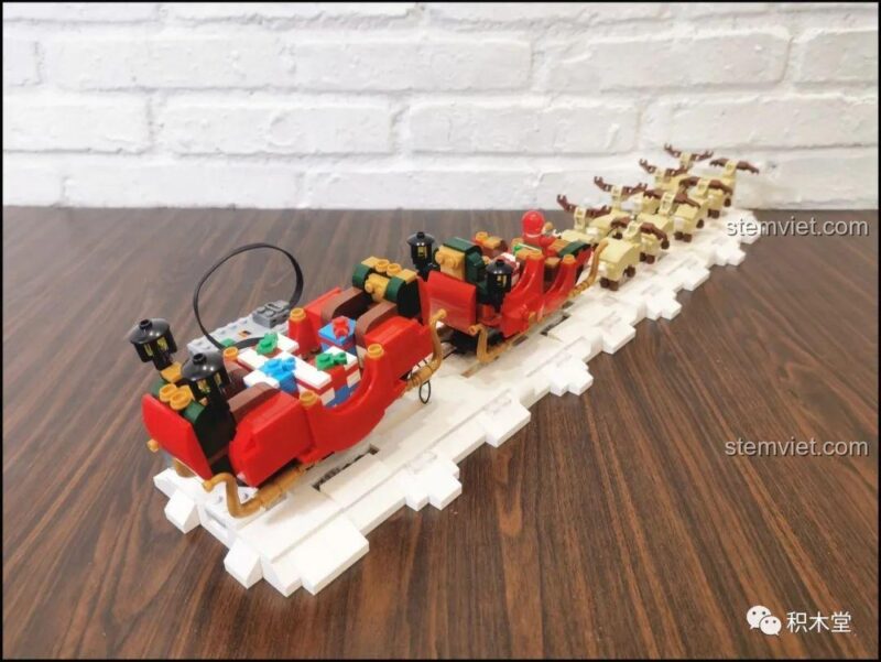 Mô hình hoàn chỉnh nhìn từ bên cạnh, thể hiện chiều dài ấn tượng và sự sống động.