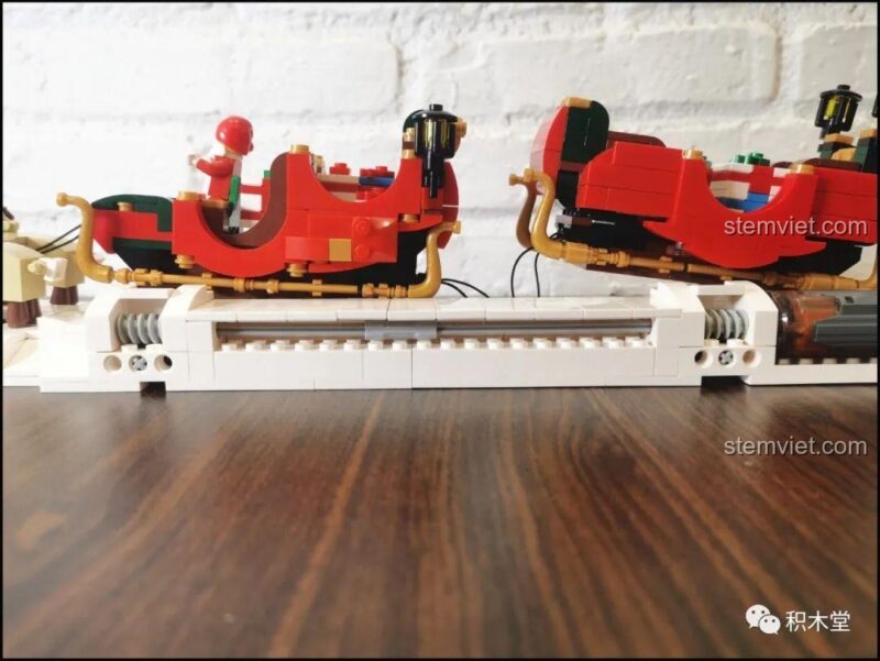 Ông già Noel ngồi trên cỗ xe, tay cầm dây cương chuẩn bị cho hành trình.