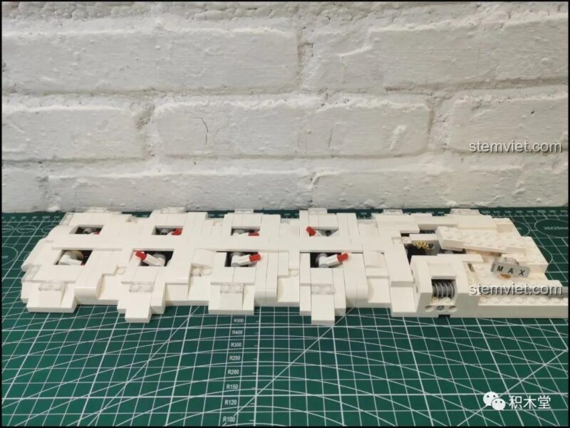 Phần đế dài của mô hình xe trượt tuyết và 8 con tuần lộc đã được lắp ráp gần hoàn chỉnh.