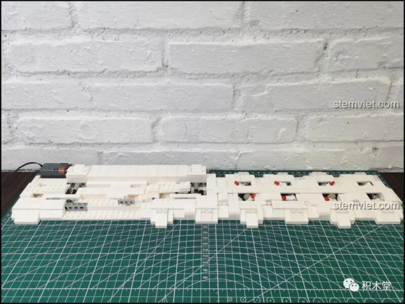 Toàn bộ phần đế và hệ thống chuyển động của mô hình Mould King 10015 đã hoàn thành.