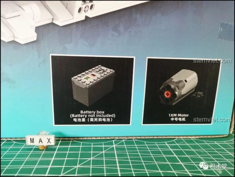 Chi tiết bộ động cơ và hộp pin đi kèm trong bộ xếp hình Cỗ xe tuần lộc của Santa Claus Mould King.