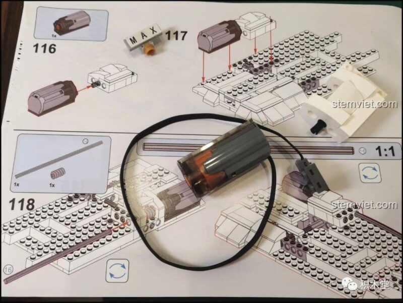 Hướng dẫn lắp đặt động cơ vào vị trí chính xác trên đế của mô hình Mould King 10015.