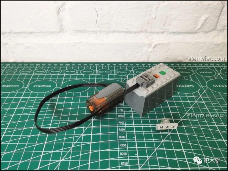 Kiểm tra hoạt động của động cơ và hộp pin trước khi lắp ráp mô hình Mould King 10015.
