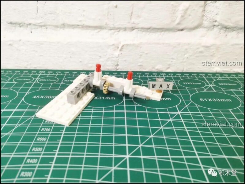 Quá trình lắp ráp phần cơ cấu chuyển động ban đầu của bộ xếp hình Xe Trượt Tuyết Của Ông Già Noel.