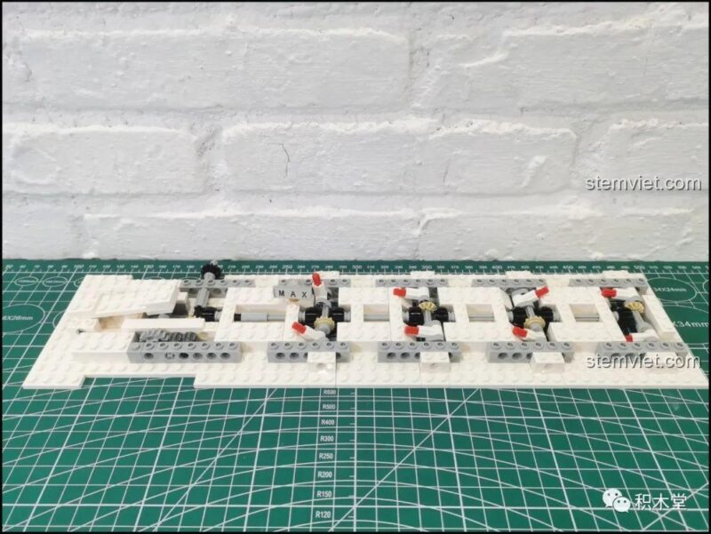 Xây dựng phần đế tuyết trắng của mô hình Mould King 10015 với các trục Technic cho tuần lộc.