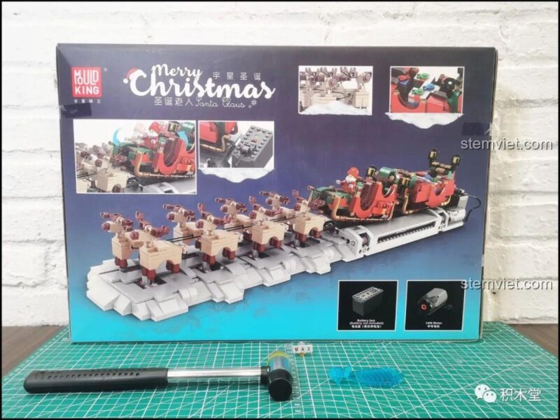 Mặt sau hộp đồ chơi mô hình Mould King 10015, thể hiện các chi tiết và cơ chế chuyển động của cỗ xe tuần lộc.